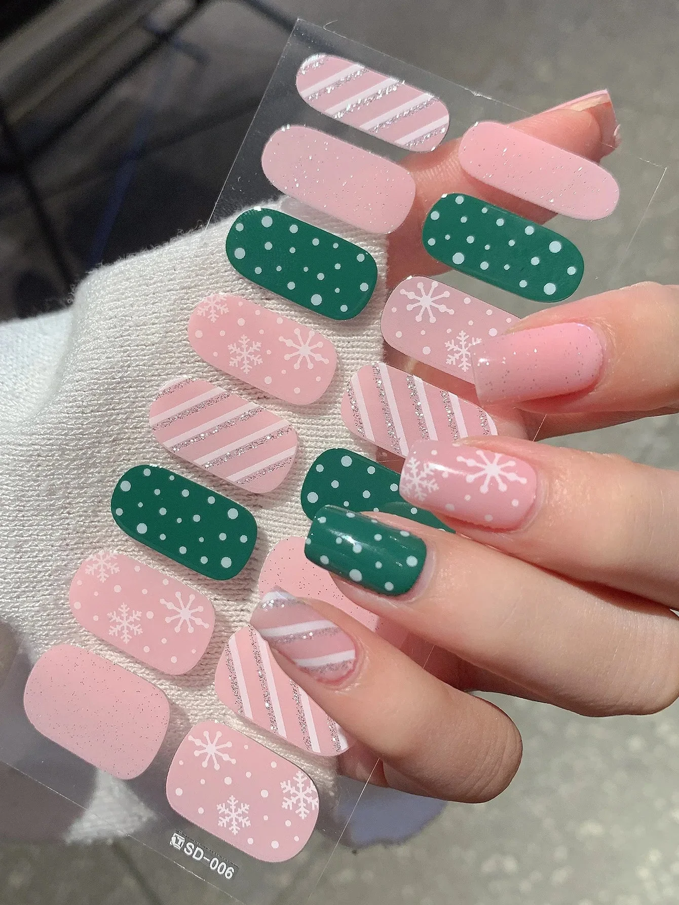 GlitzNail – Christmas Nails in Minutes, No Salon Needed - Image 25